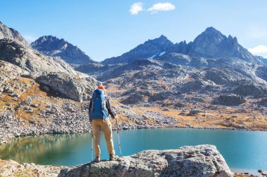 Wyoming, ABD 'de Wind River Range' de yürüyüş. Sonbahar mevsimi.