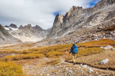 Wyoming, ABD 'de Wind River Range' de yürüyüş. Sonbahar mevsimi.