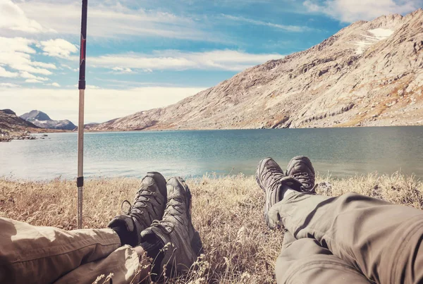 Traveler Par Avkopplande Efter Vandring Nära Bergen Lake — Stockfoto