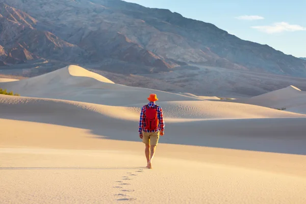 Randonneur Parmi Les Dunes Sable Dans Désert — Photo