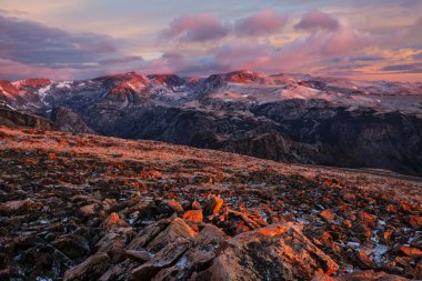 Beartooth Geçidi 'nin güzel manzarası. Shoshone Ulusal Ormanı, Wyoming, ABD. Gün doğumu sahnesi.