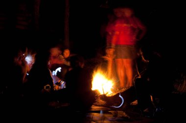 Gece partisinde kamp ateşi