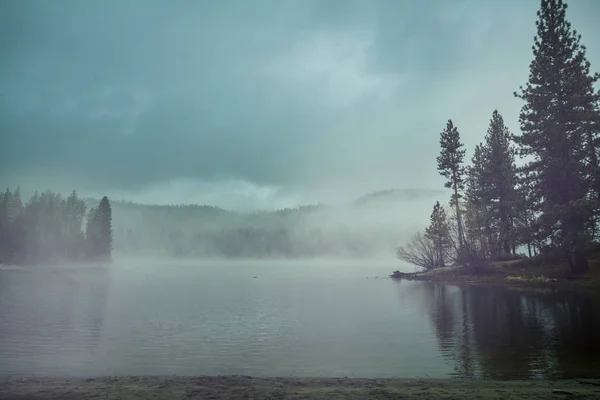 山の中で早朝の霧深い山の湖 — ストック写真