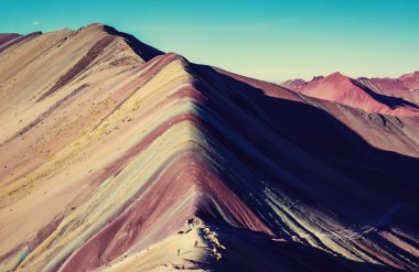 Vinicunca, Cusco Bölgesi, Peru 'da yürüyüş sahnesi. Montana de Siete Renkleri, Gökkuşağı Dağı.