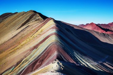 Vinicunca, Cusco Bölgesi, Peru 'da yürüyüş sahnesi. Montana de Siete Renkleri, Gökkuşağı Dağı.