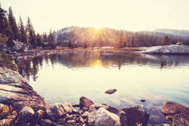 Wyoming, ABD 'de Wind River Range' de yürüyüş. Sonbahar mevsimi.