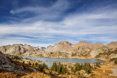 Wyoming, ABD 'de Wind River Range' de yürüyüş. Sonbahar mevsimi.
