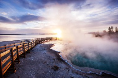 ABD 'nin Yellowstone Ulusal Parkı' ndaki gayzer tarlaları boyunca tahta kaldırım.