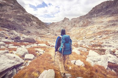 Sonbahar dağlarda yürüyüş