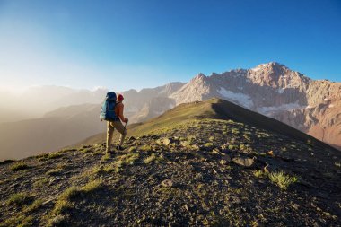 Yolculuk zamanı. Tacikistan, Pamir 'deki güzel Fann dağlarında yürüyüş yapan bir adam. Orta Asya.