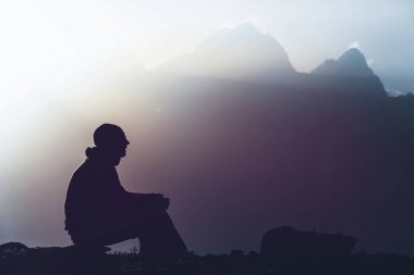 Yolculuk zamanı. Tacikistan, Pamir 'deki güzel Fann dağlarında yürüyüş yapan bir adam. Orta Asya.