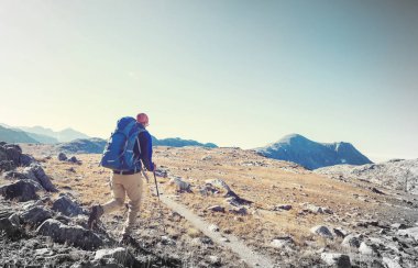 Dağlarda yürüyüş adam