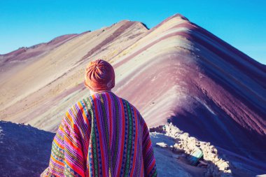 Vinicunca, Cusco Bölgesi, Peru 'da yürüyüş sahnesi. Montana de Siete Renkleri, Gökkuşağı Dağı.