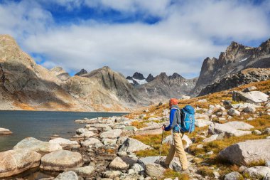 Wyoming, ABD 'de Wind River Range' de yürüyüş. Sonbahar mevsimi.