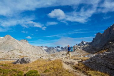 Wyoming, ABD 'de Wind River Range' de yürüyüş. Sonbahar mevsimi.