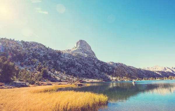 Vacker Natur Scen Höst Bergen Sierra Nevada Sjön Speglar — Stockfoto