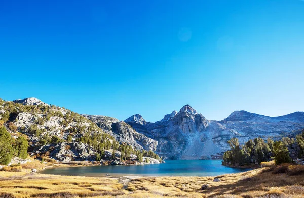 Gyönyörű Természeti Táj Őszi Hegyekben Sierra Nevada Tükrözi — Stock Fotó