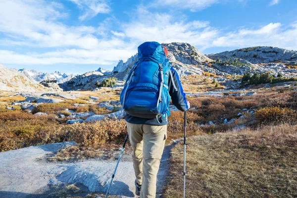 秋の山でハイキングします — ストック写真