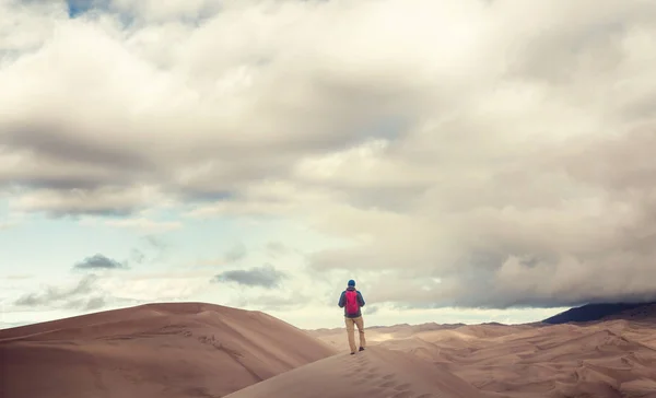 Турист Песчаной Пустыне Восход Солнца — стоковое фото