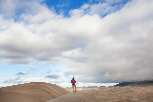 Caminhante Deserto Areia Hora Nascer Sol — Fotografia de Stock