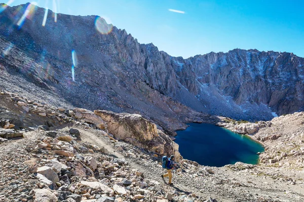 Mann Mit Wanderausrüstung Den Bergen Der Sierra Nevada Kalifornien Usa — Stockfoto