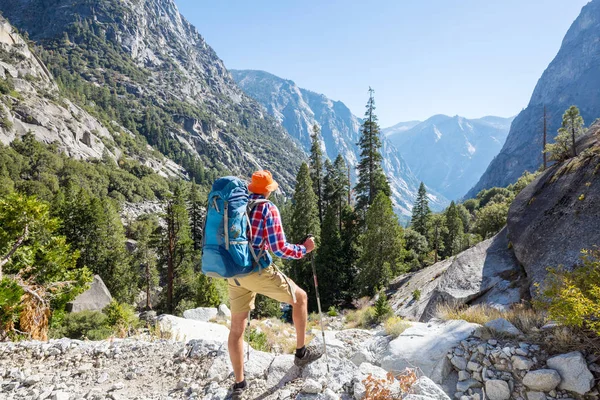 Man Med Vandringsutrustning Promenader Sierra Nevada Berg Kalifornien Usa — Stockfoto