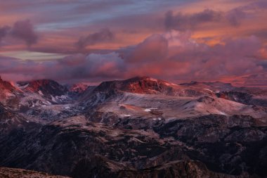 Beartooth Geçidi 'nin güzel manzarası. Shoshone Ulusal Ormanı, Wyoming, ABD. Gün doğumu sahnesi.