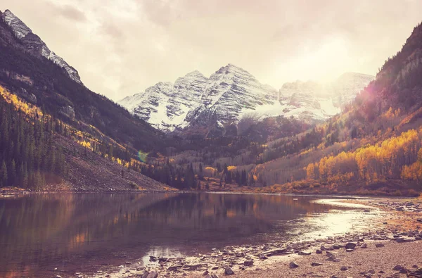 Vackra Maroon Lake Höstsäsongen — Stockfoto