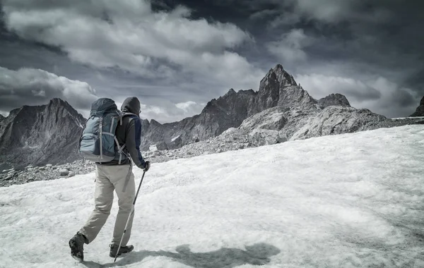 Backpacker High Beautiful Mountains — Stock Photo, Image