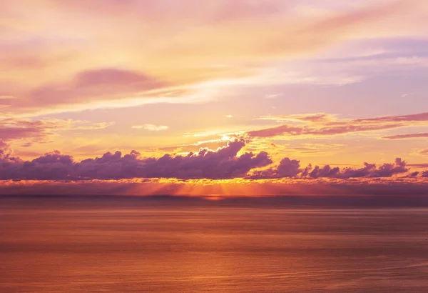 Scenografico Tramonto Colorato Sulla Costa Del Mare Buono Carta Parati — Foto Stock