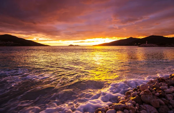 Scenografico Tramonto Colorato Sulla Costa Del Mare Buono Carta Parati — Foto Stock