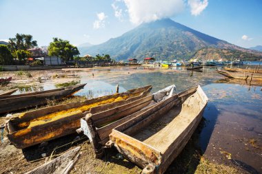 Güzel Atitlan Gölü ve Orta Amerika 'nın Guatemala dağlarında volkanlar