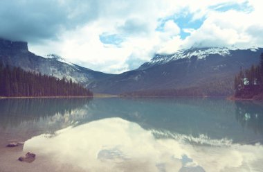 Huzur Zümrüt Gölü Yoho Ulusal Parkı, Kanada. Instagram filtresi