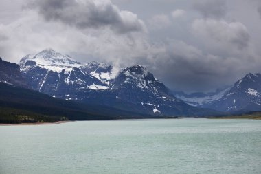 Kanada 'daki dağ gölünün sakin sularındaki kayaların yansımasıyla sakin bir manzara..