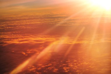 Yukarıda deniz günbatımı sahne