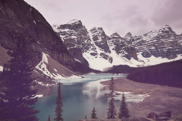 Hermosas Aguas Turquesas Del Lago Moraine Con Picos Cubiertos Nieve — Foto de Stock