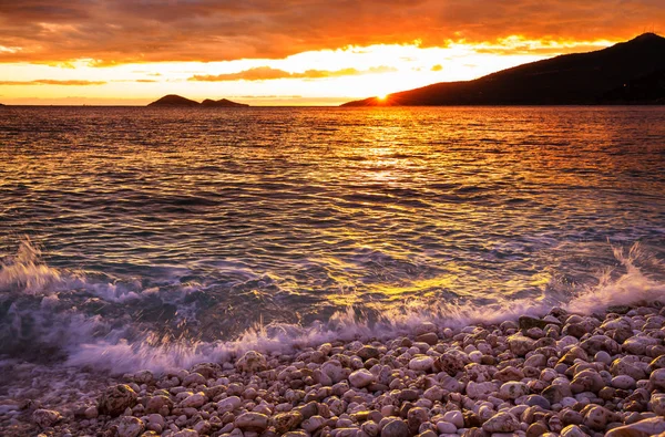 Scenografico Tramonto Colorato Sulla Costa Del Mare Buono Carta Parati — Foto Stock