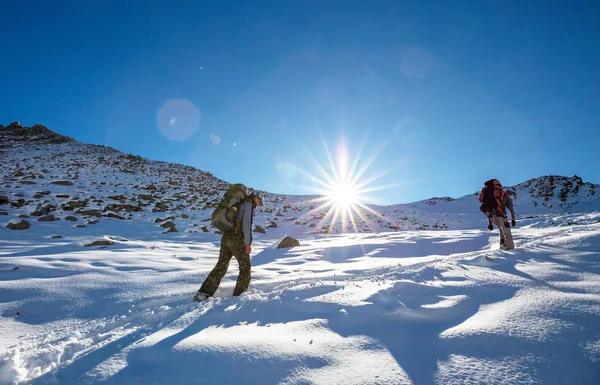 Caminhantes Nas Montanhas Inverno — Fotografia de Stock