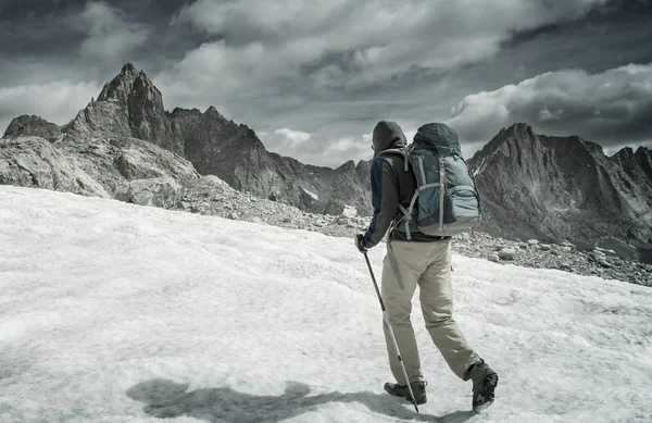 Backpacker Dans Les Hautes Belles Montagnes — Photo