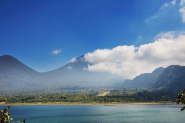 Güzel Atitlan Gölü ve Orta Amerika 'nın Guatemala dağlarında volkanlar