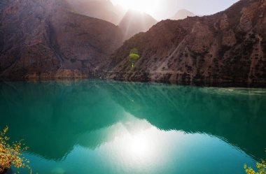 Tacikistan 'daki Fanns dağlarındaki güzel sakin göl (Pamir' in kolu).