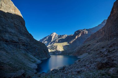 Tacikistan 'daki Fanns dağlarındaki güzel sakin göl (Pamir' in kolu).