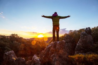 Gündoğumu, uçurumdaki mutlu kız