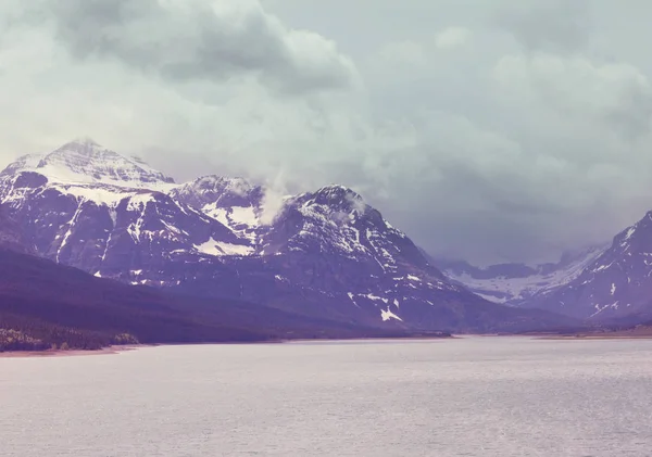 Сцена Сережи Горного Озера Канаде Обвалом Скал Спокойной Воде — стоковое фото