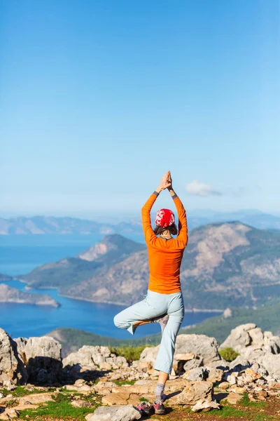 Flicka Som Utövar Yoga Vacker Havsstrand — Stockfoto