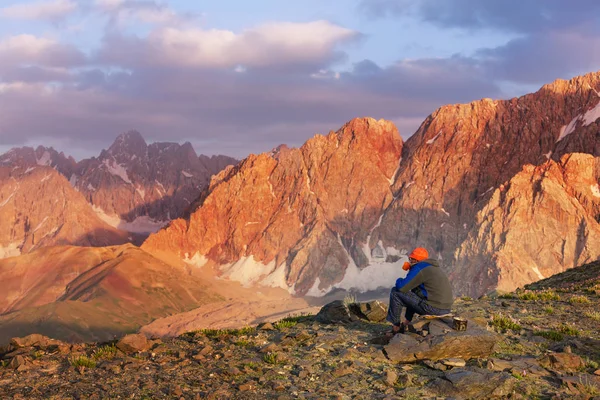 Yolculuk Zamanı Tacikistan Pamir Deki Güzel Fann Dağlarında Yürüyüş Yapan — Stok fotoğraf