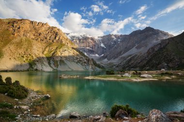 Tacikistan 'daki Fanns dağlarındaki güzel sakin göl (Pamir' in kolu).