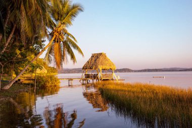 Guatemala 'daki Peten Itza Gölü' nde günbatımı sahnesi. Orta Amerika.