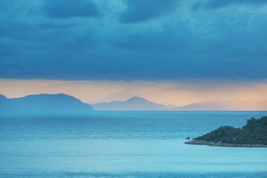 Türkiye'de gün batımında güzel yalı