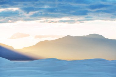White Sands Ulusal Anıtı 'ndaki sıra dışı Beyaz Kum Tepeleri, New Mexico, ABD